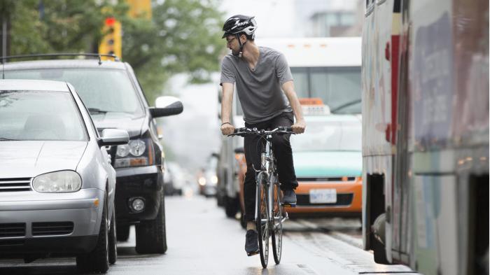 Ο ΚΟΚ αναφέρει καθαρά ότι πρέπει οι οδηγοί να αφήνουν περιθώριο 1,5 μέτρο από τα ποδήλατα, όπου είναι αυτό εφικτό